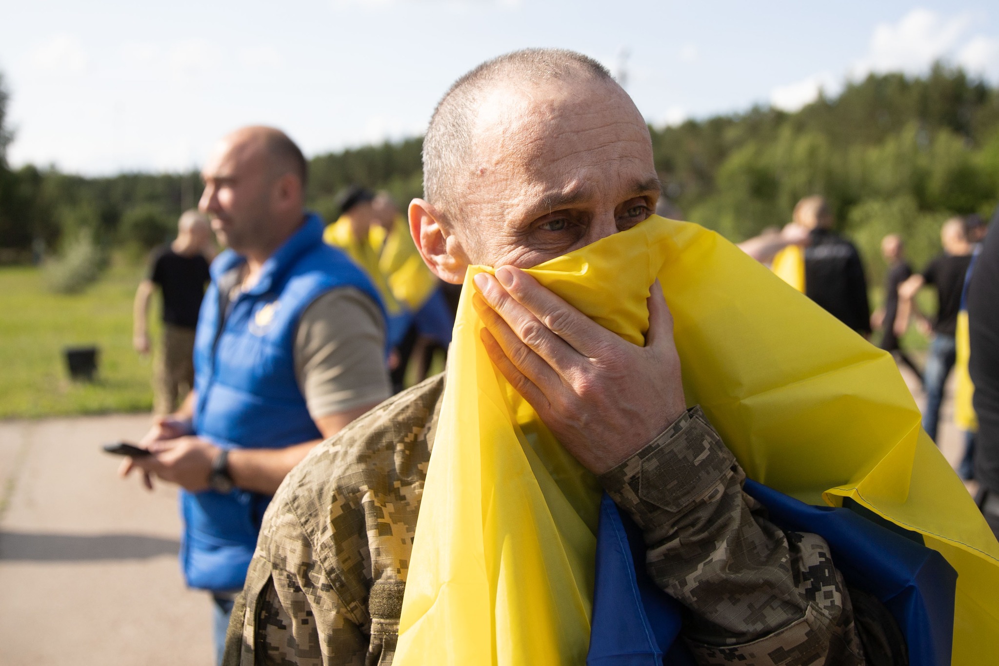 Дякую, що боролися за нас: Зеленський показав нові щемливі кадри обміну (відео)