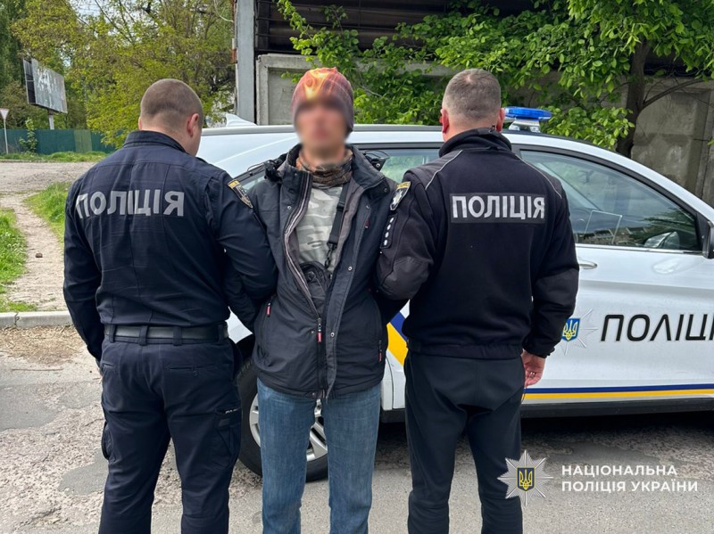 У Чернігові затримали чоловіка, який погрожував ножем працівникам ТЦК (фото)