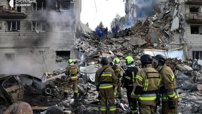 Стало відомо, скільки людей ще можуть перебувати під завалами будинку у Києві