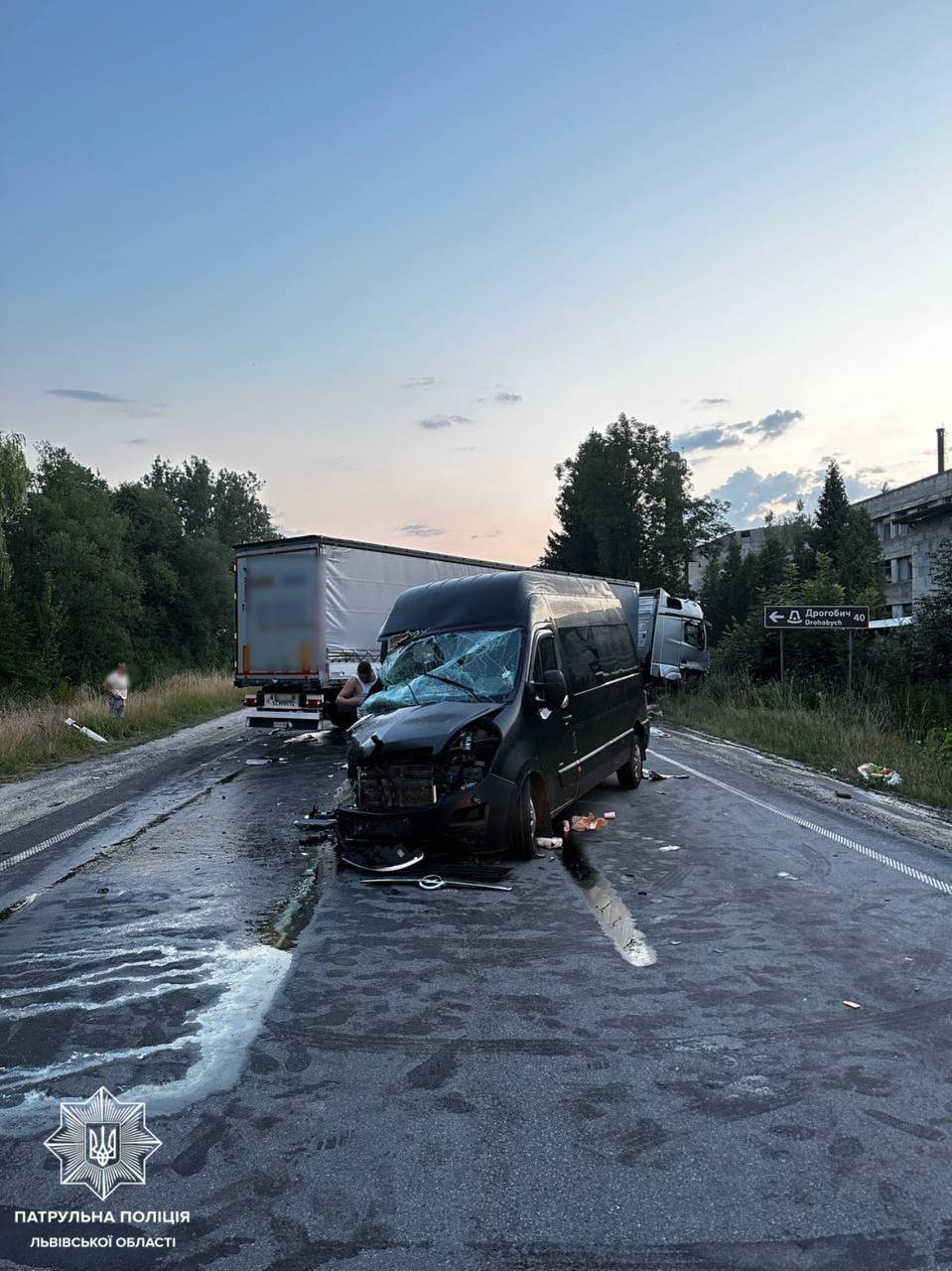 На Львівщині зіткнулися вантажівка та мікроавтобус, рух був обмежений. Оновлено
