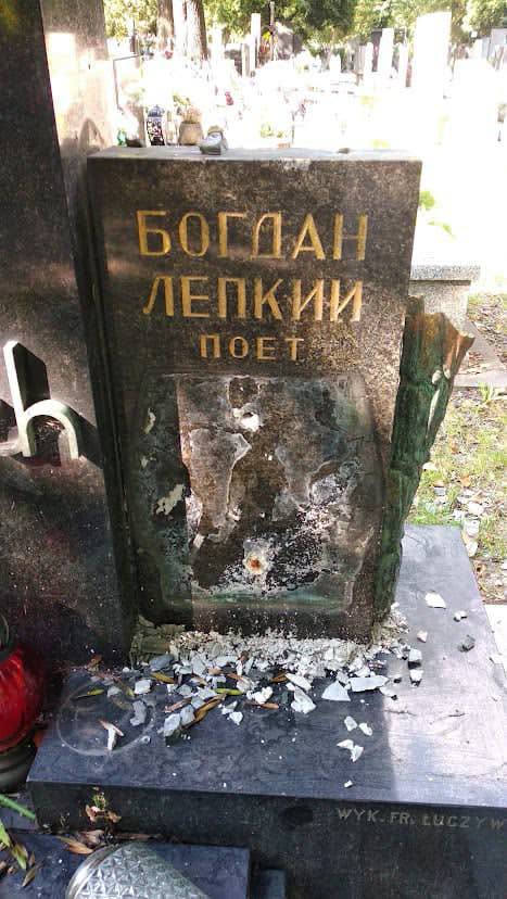 У Польщі знищили могилу легендарного українського письменника (фото)