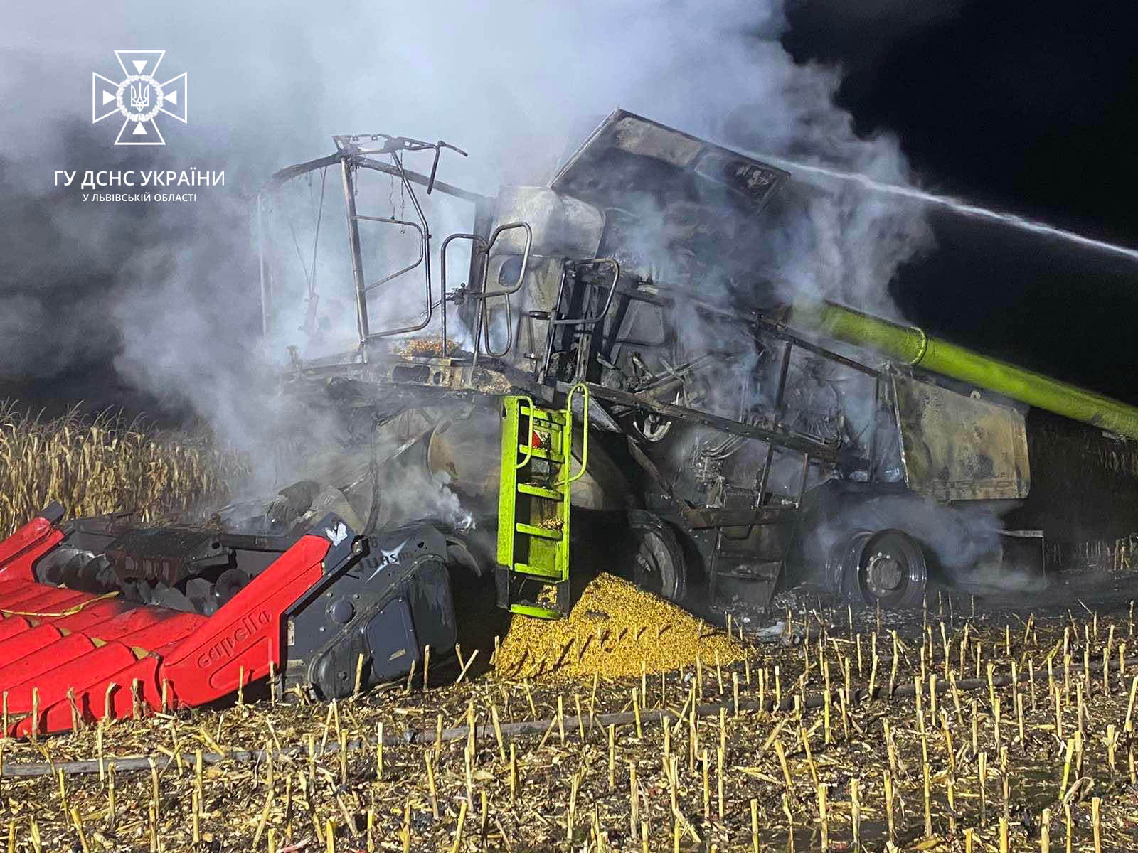 Біля Львова через пожежу в комбайні згоріли 8 тонн кукурудзи