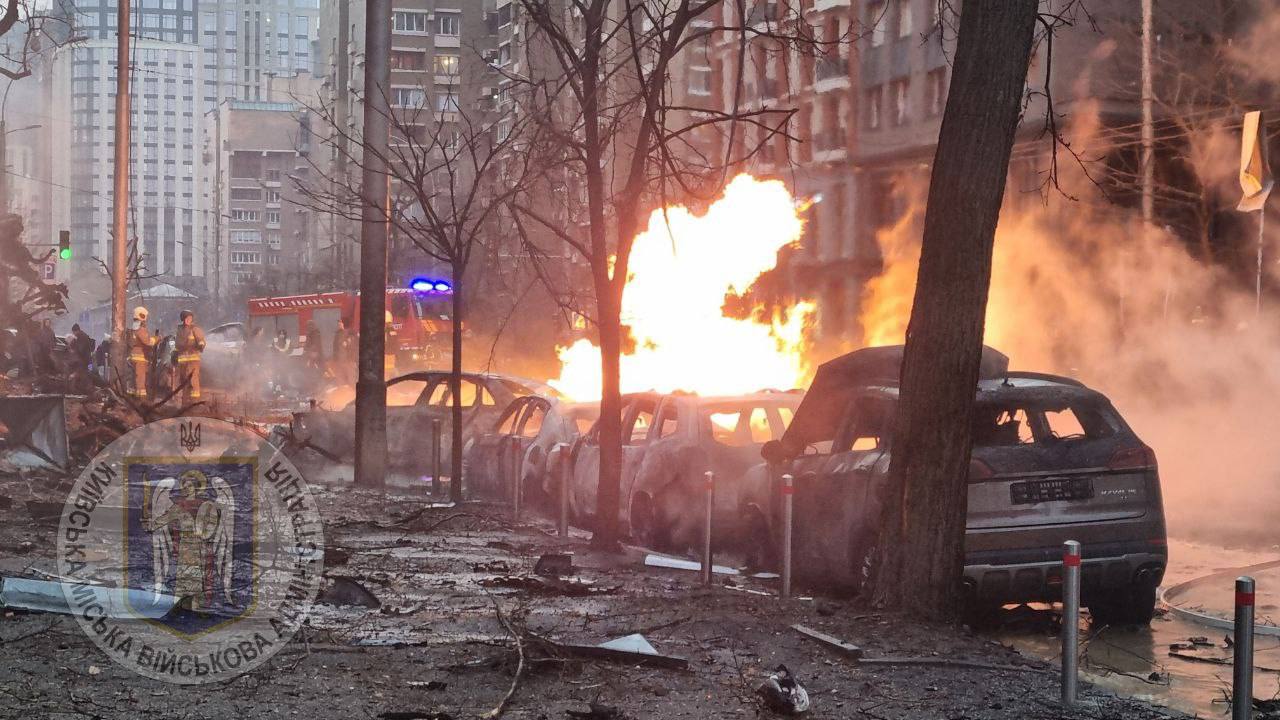 З'явилося нове відео з місця ракетного удару по Києву