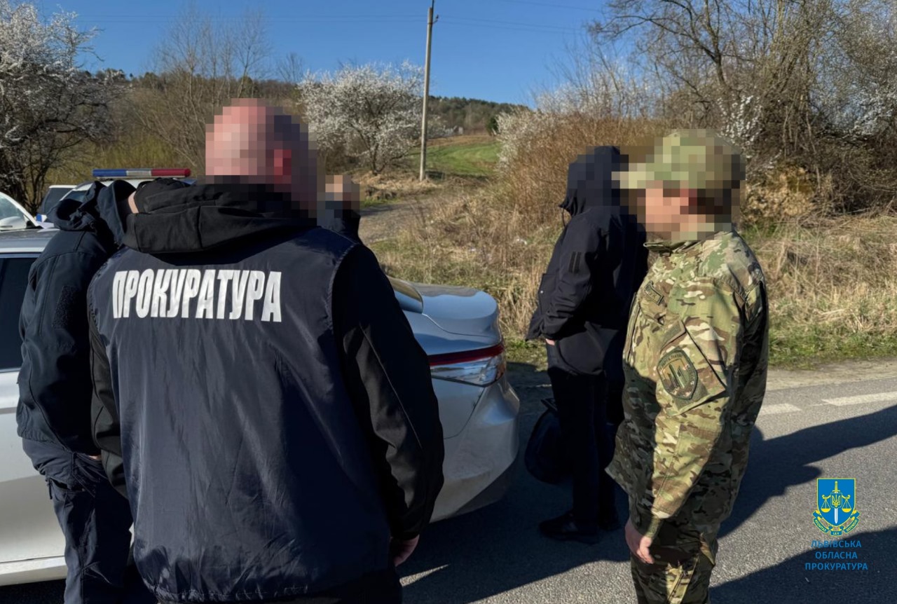 Хабарі на кордоні: інспектора Львівської митниці підозрюють у схемі «відкатів» за вивезення готівки