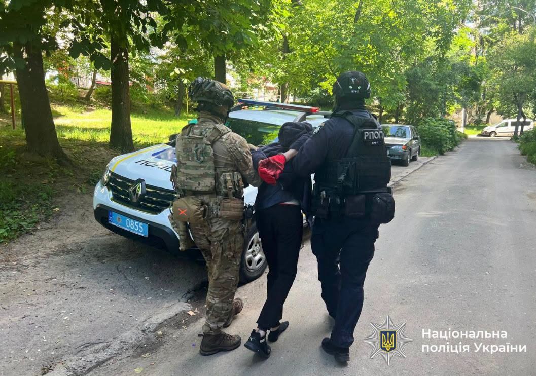 У Тернополі чоловік зачинив співмешканку у квартирі та погрожував їй розправою
