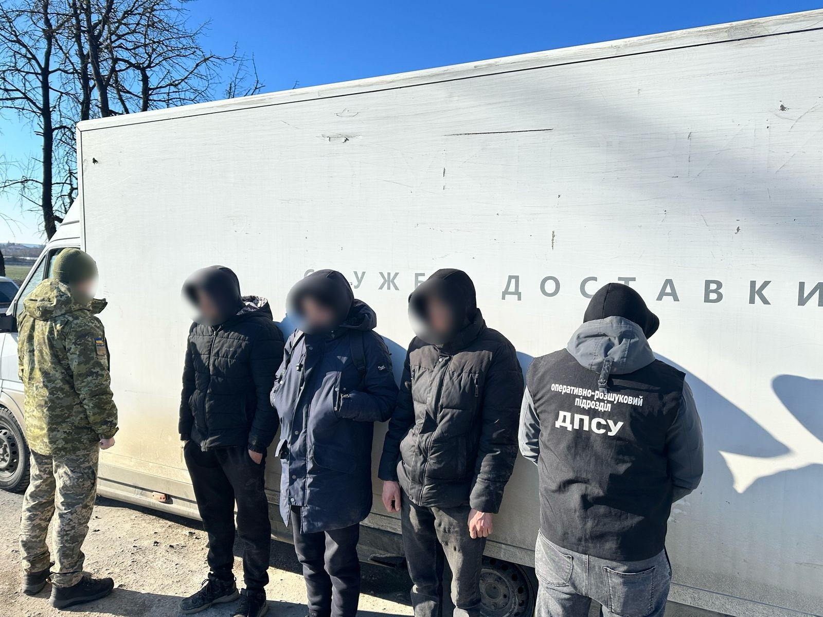 Їжа за майже 8 тисяч доларів: на Чернівеччині чоловік тікав закордон у вантажівці з продуктами