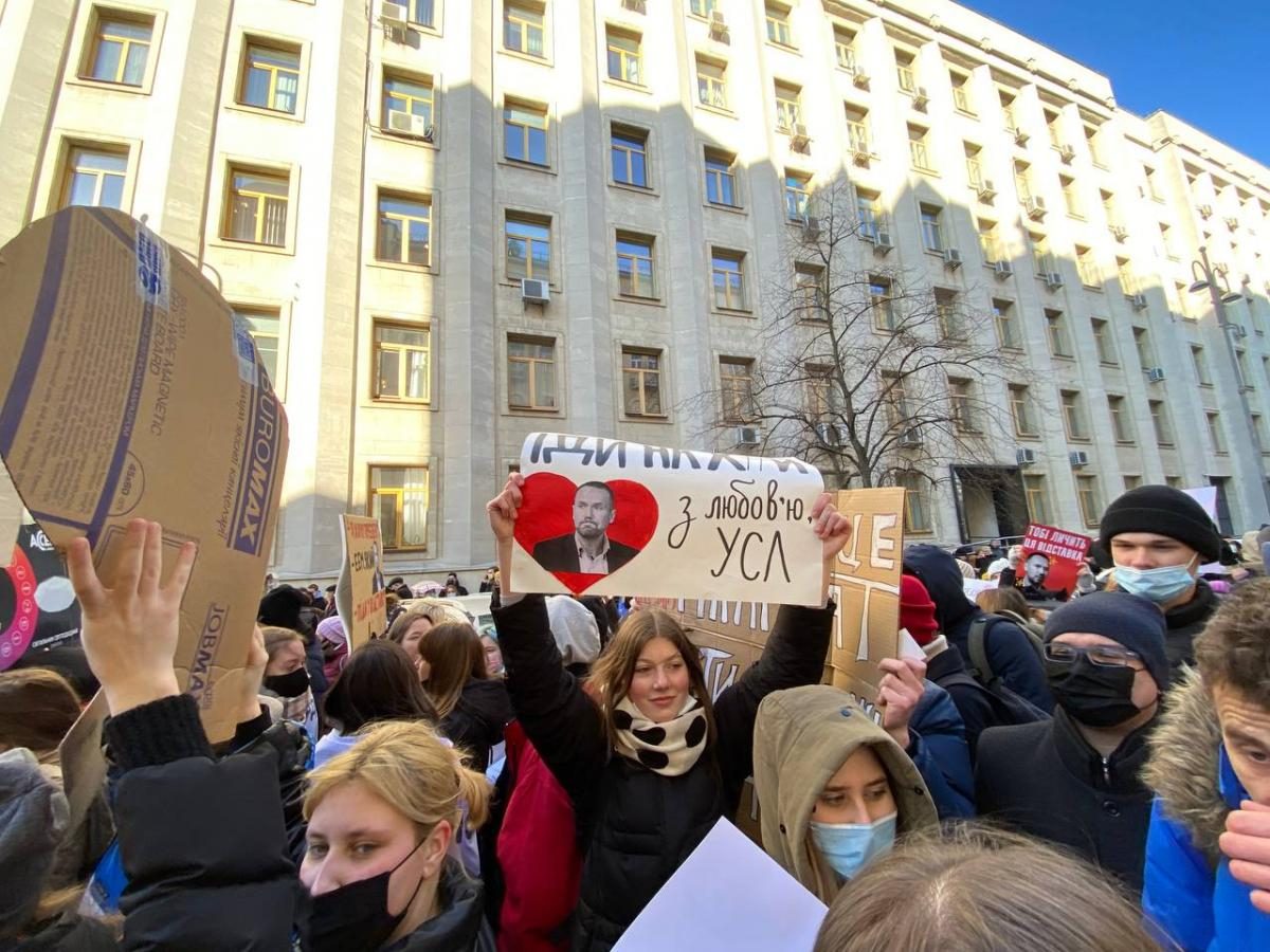 Сотні студентів під Офісом президента вимагають відставки Шкарлета