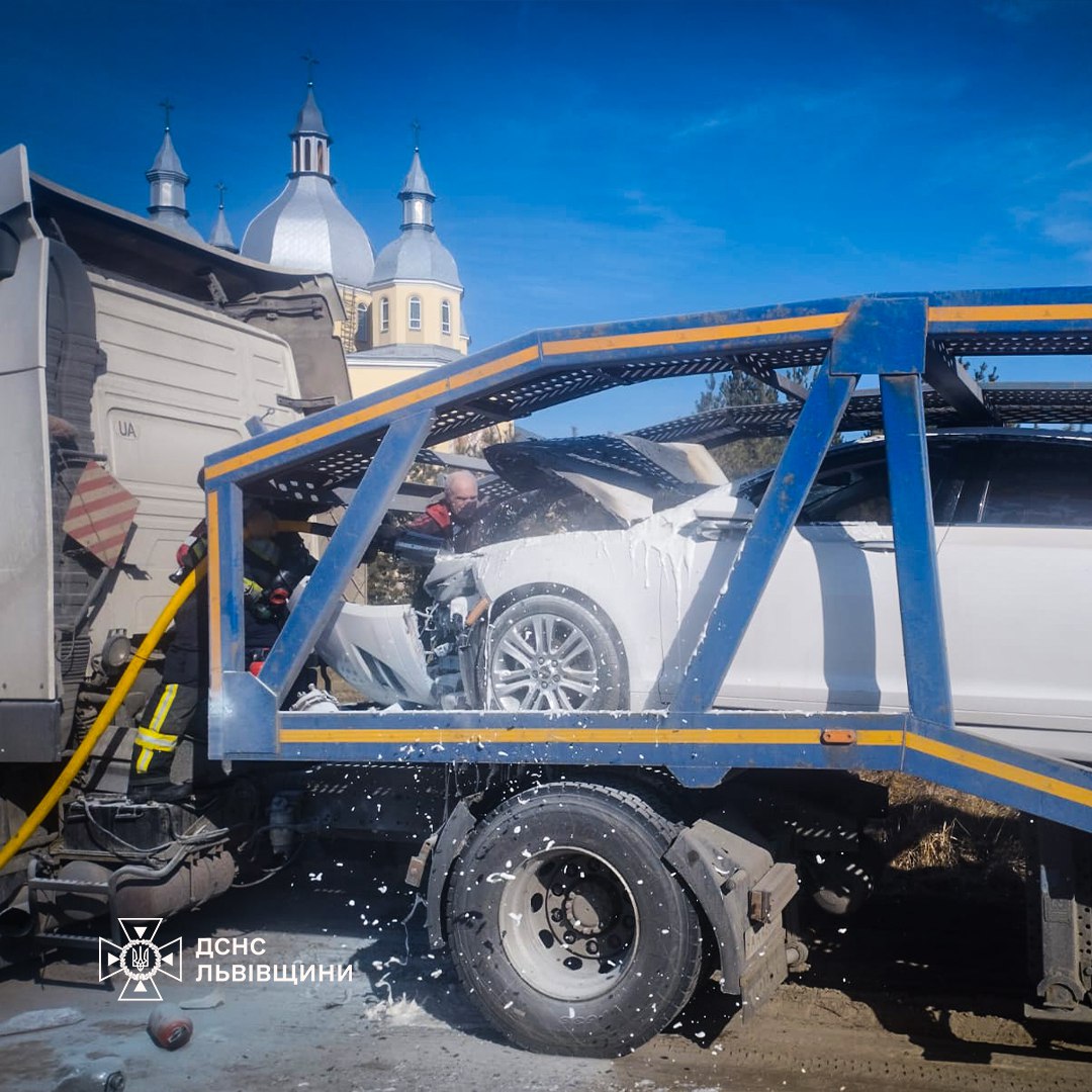 На Львівщині на причепі вантажного автомобіля горіло авто (фото)