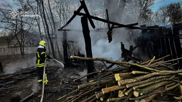На Львівщині горіла господарська будівля (фото)