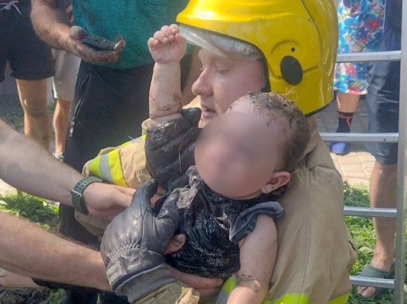 На Полтавщині рятувальники витягли із каналізаційного колектора півторарічну дівчинку
