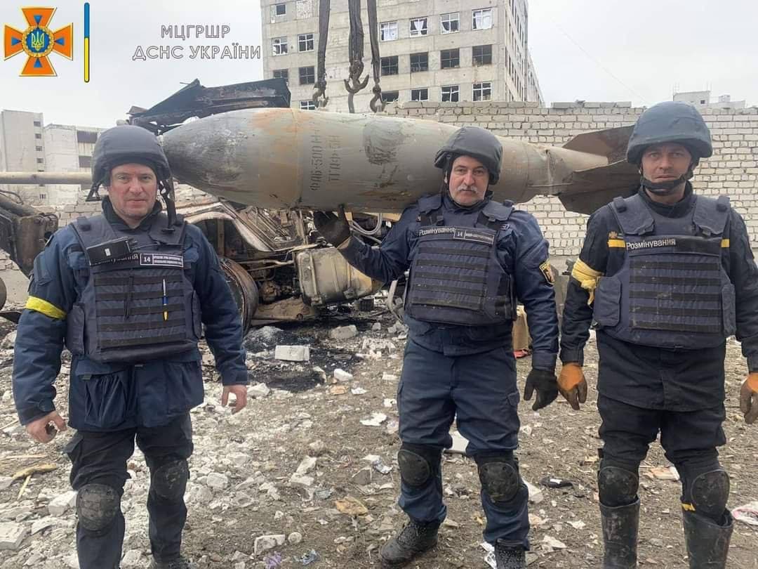 Фугасна бомба та інше : рятувальники показали, чим ворог бомбив Харків