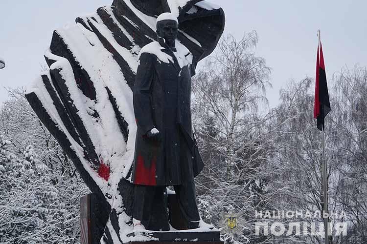 Вандалами, які пошкодили пам’ятник Бандері у Тернополі, виявилися хлопці з Житомира