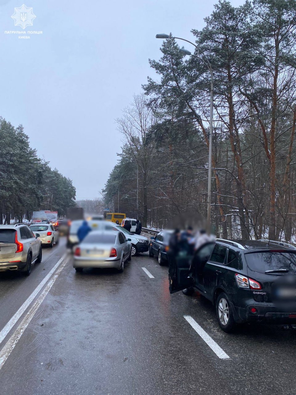 У Київ в аварію потрапили одразу 13 автомобілів