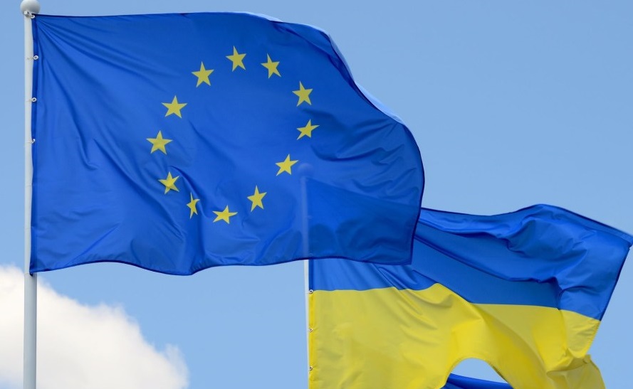 Макрон: ЄС не може почати процедуру вступу України, поки триває війна