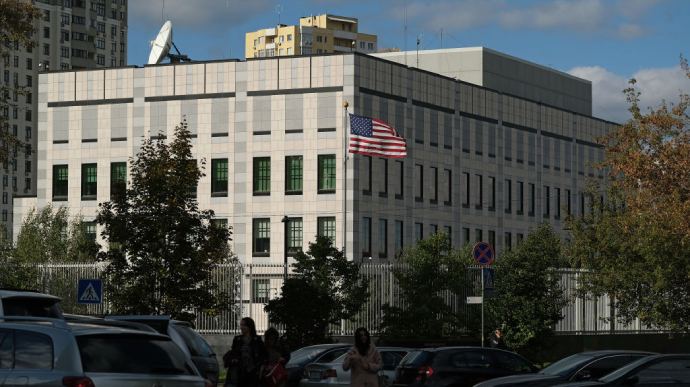 США зупиняють консульські послуги та почали евакуацію дипломатів з України