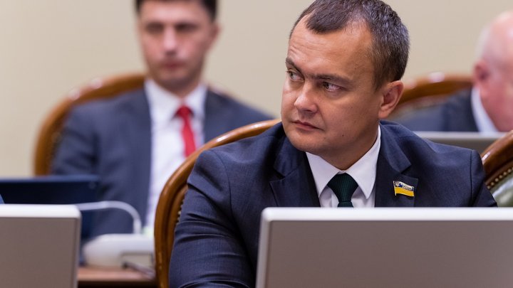 Підозрюваний екснардеп, який злітав на Мальдіви під час війни, повернув вилучену готівку
