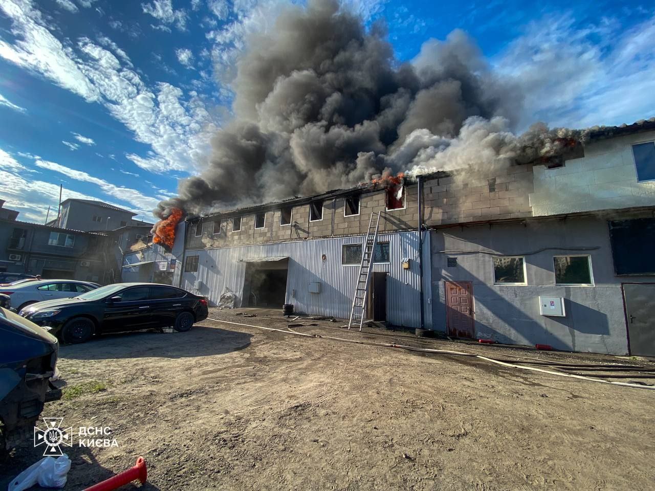 У Києві масштабна пожежа: горить будівля СТО