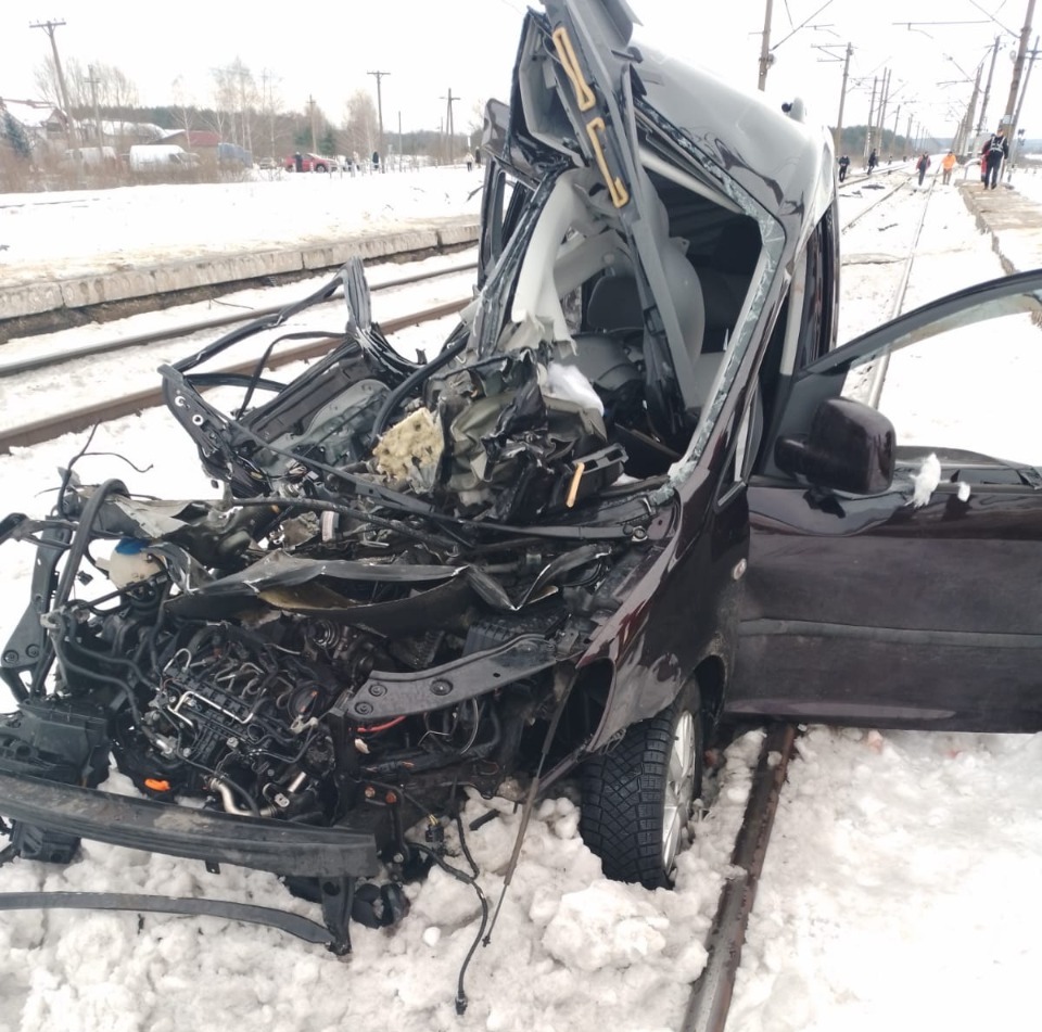 На Львівщині автомобіль врізався в потяг. Загинув водій та його 8-річна дочка