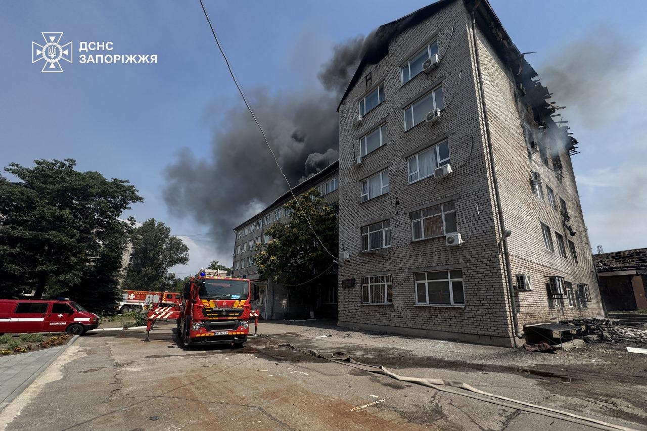 Удар дронами по Запоріжжю: з'явилися нові фото з місця вибуху