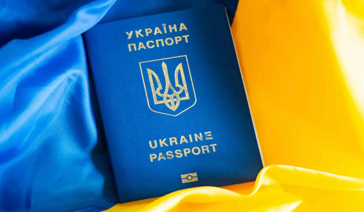 В Україні оновили правила отримання закордонних паспортів: Що змінилося