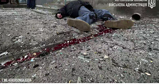 Росія вдарила по житлових будинках у Херсоні. Людей визволяють з-під руїн, є загиблі