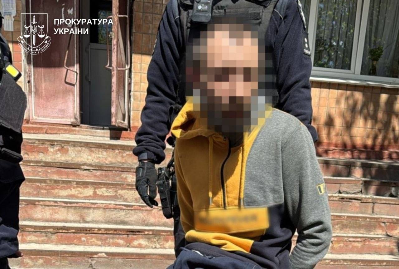 Стріляв по авто просто на вулиці: у Хмельницькому патрульні затримали чоловіка (ВІДЕО)