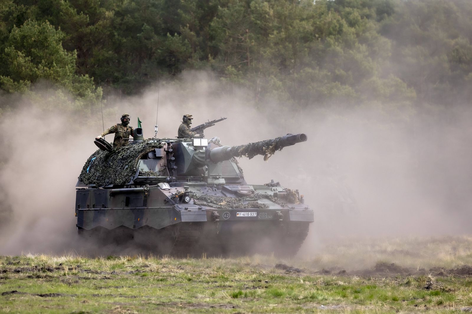 Німеччина вже тренує українських військових на гаубицях PzH 2000