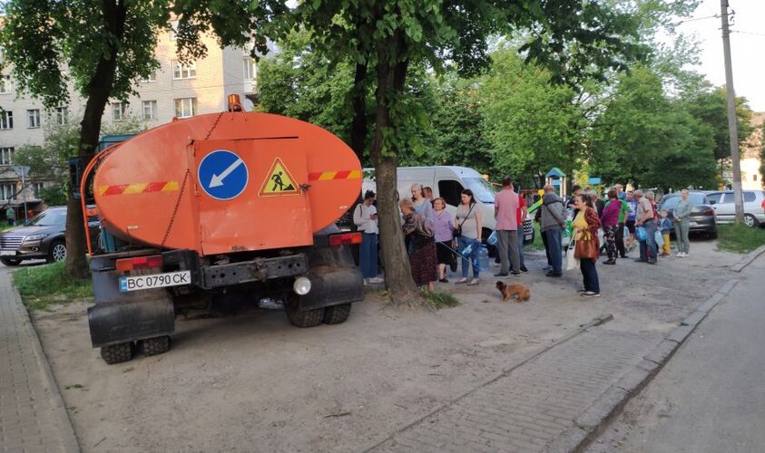 У Львові аварія на водопроводі, мешканці будинків без води: працює водовоз