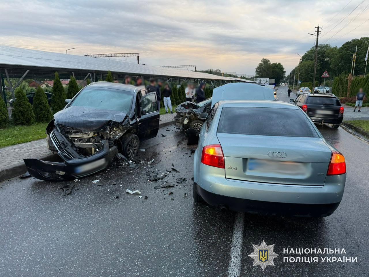 Масштабна автотроща на Львівщині: розбиті три авто, є госпіталізовані (фото)