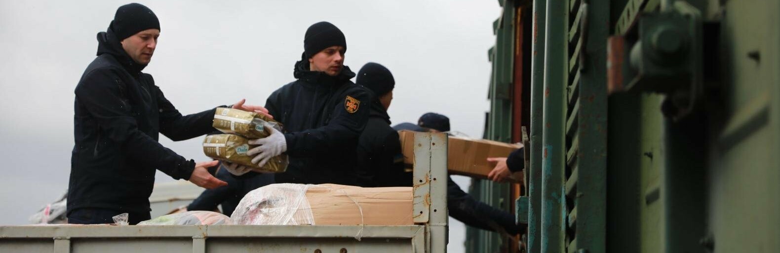 Зі Львова до Запоріжжя доставили перші чотири вагони гуманітарної допомоги
