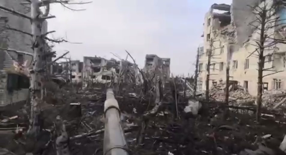 Російський танк розстрілює будинки у Мар'їнці. Відео з міста-руїни