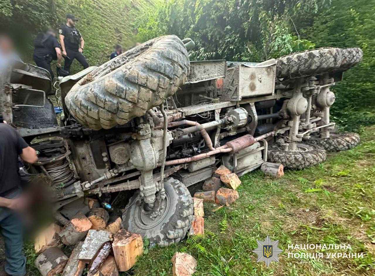 Злетів у 40-метрову прірву: Подробиці смертельної ДТП з вантажівкою на Закарпатті