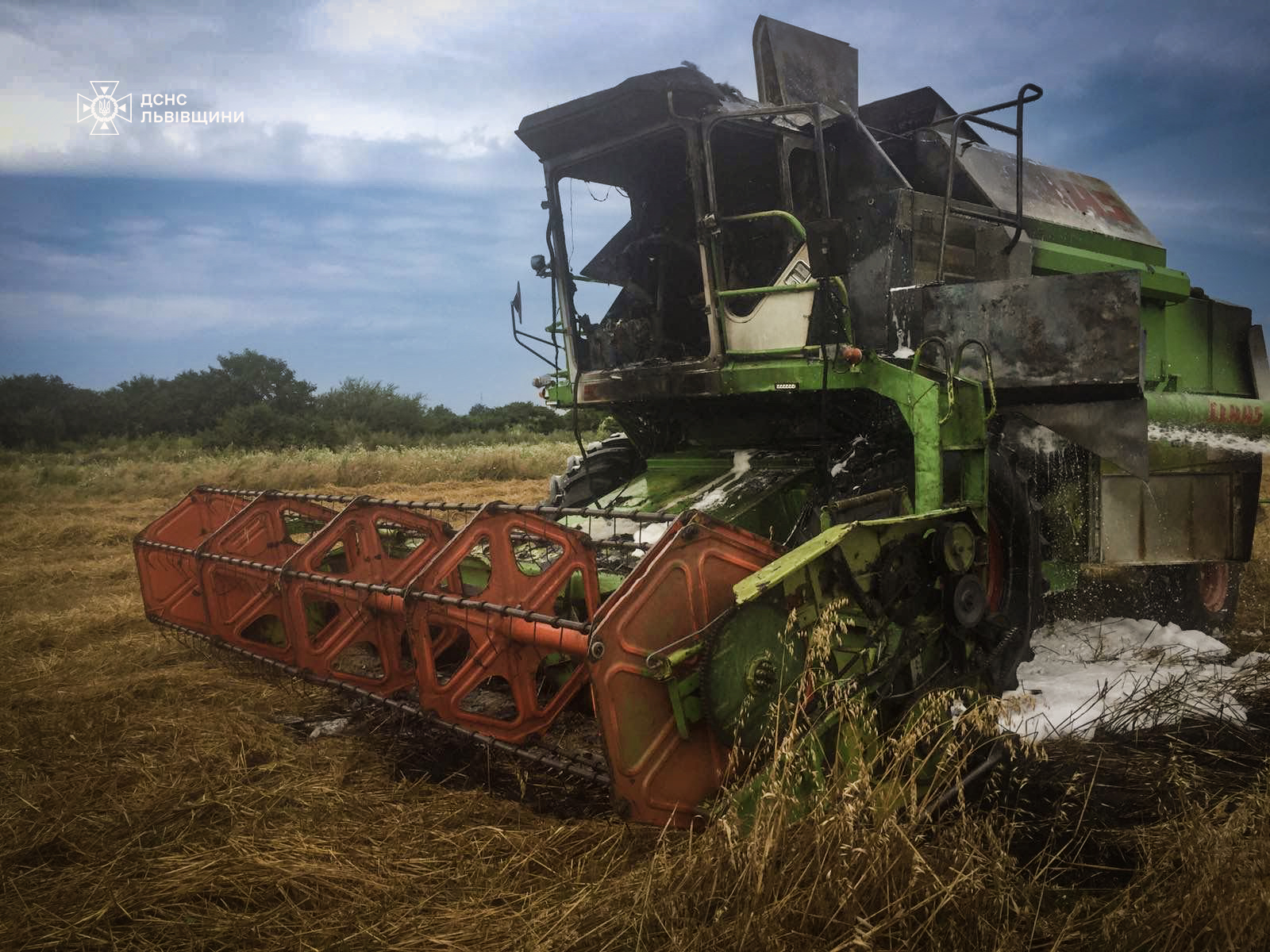 На Львівщині під час збирання врожаю загорівся комбайн