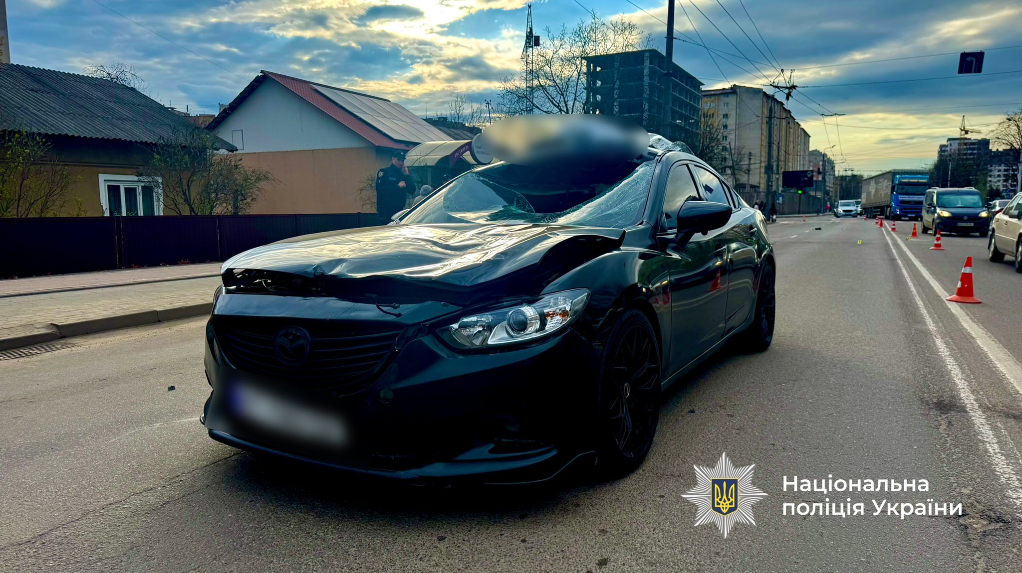 Смерть на "зебрі": у Франківську Mazda влетіла у пішохода на світлофорі (фото)