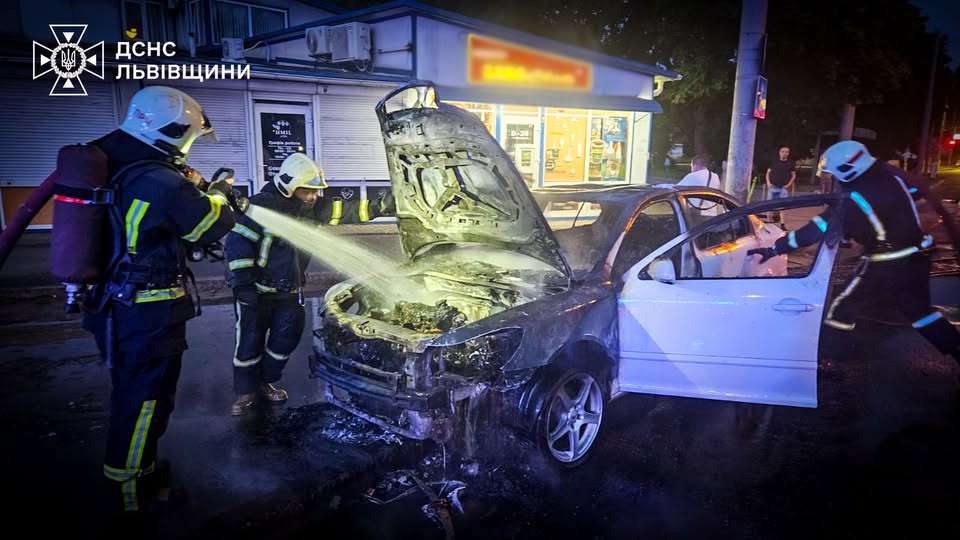 У Львові під часу руху загорівся автомобіль
