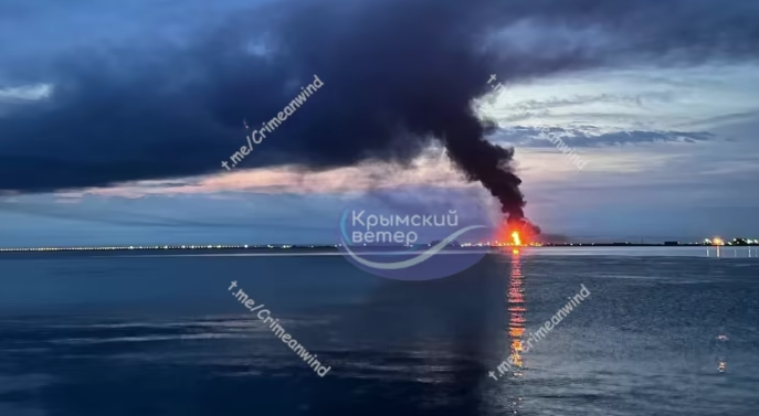 В окупованому Криму пролунали вибухи: у порту Кавказ пожежа
