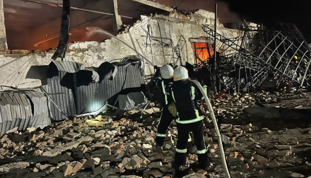 На Одещині внаслідок атаки безпілотників виникла пожежа та руйнування відділення «Нової Пошти» (відео)