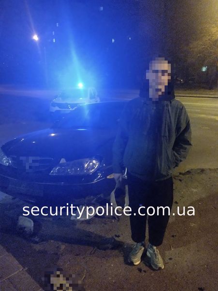У Львові порушник, тікаючи від поліції, розбив свій Nissan