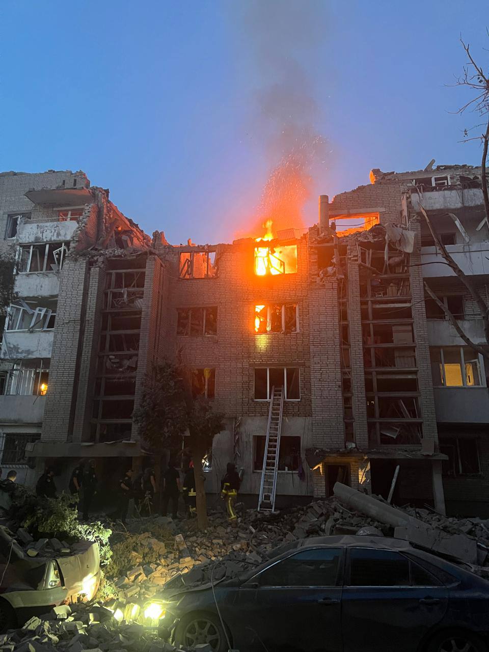 З'явилося відео моменту влучання ракети у багатоповерхівку у Львові