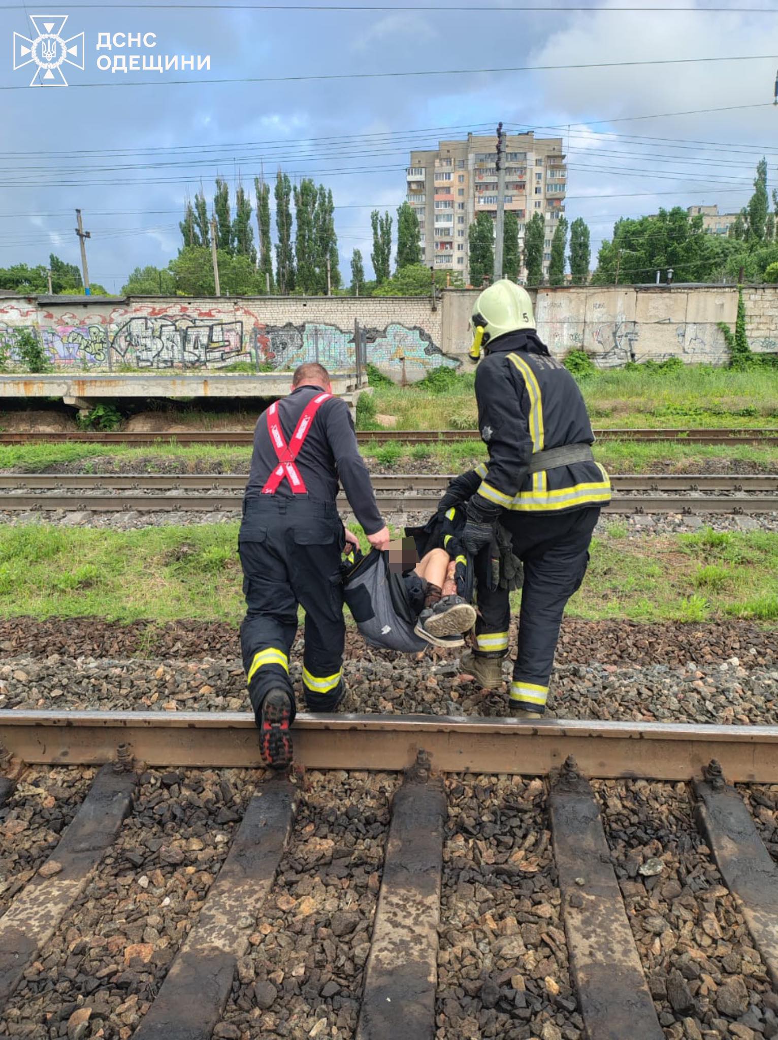 На Одещині підлітка вдарило струмом на даху вантажного потяга — дитина в лікарні у важкому стані (фото)