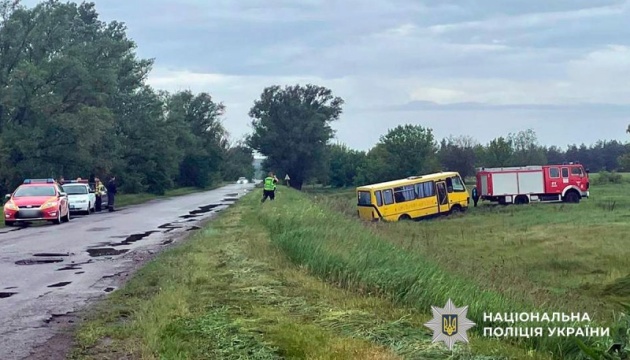 На Полтавщині шкільний автобус потрапив у ДТП: троє дітей травмовані (фото)
