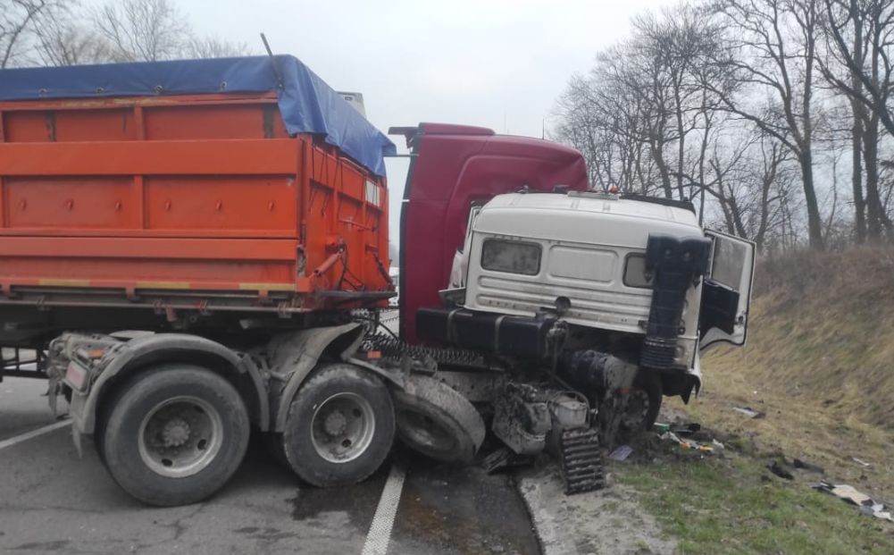 На Львівщині не розминулися «Сканія» та «КамАЗ»: один із водіїв травмований