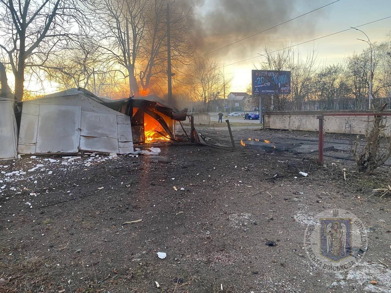 Вибухи у Києві: перші фото з місця падіння "шахедів"