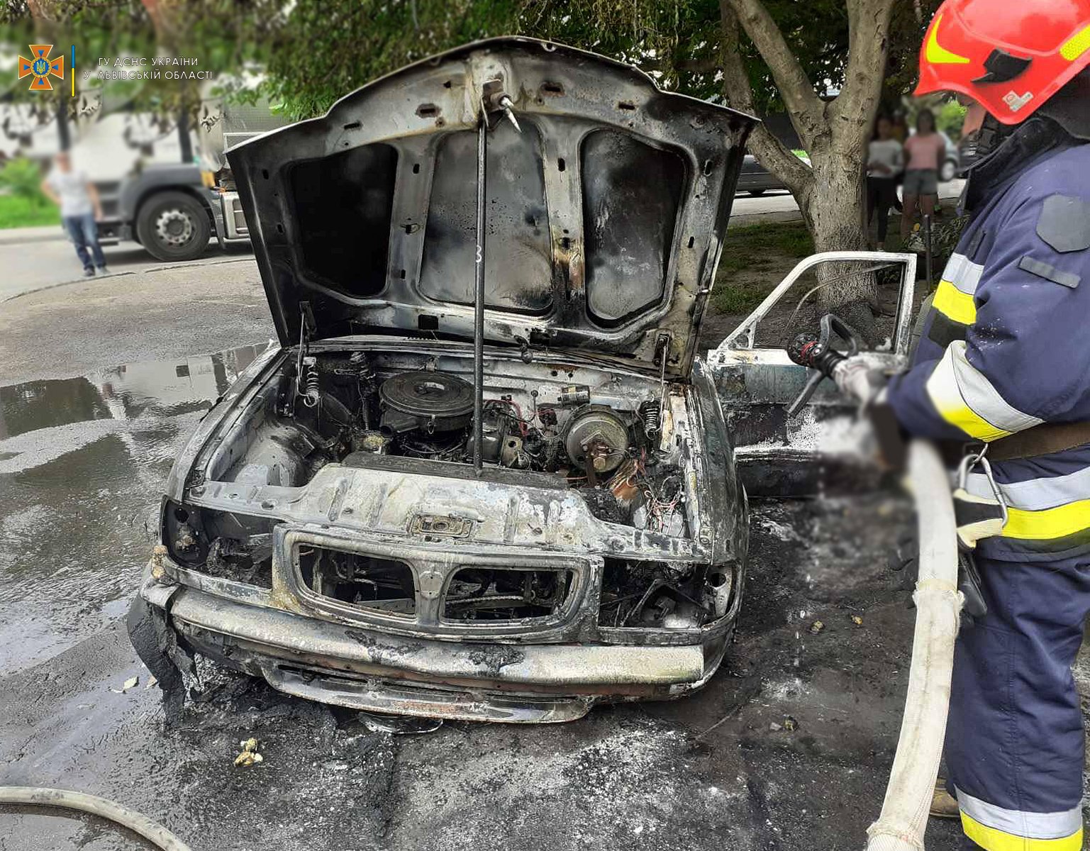 У Львові вщент згорів автомобіль у дворі