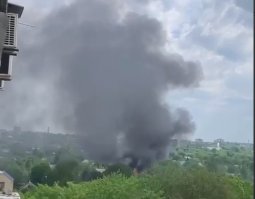 У Донецьку пролунав вибух біля залізниці. Здійнявся чорний дим. Відео