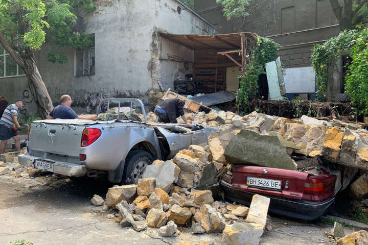 В Одесі через потужні зливи обвалилася стіна будинку та потонула маршрутка