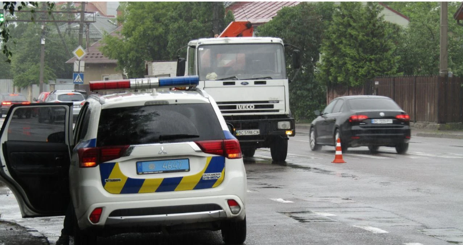 У Львові вантажівка збила дівчину на пішохідному переході