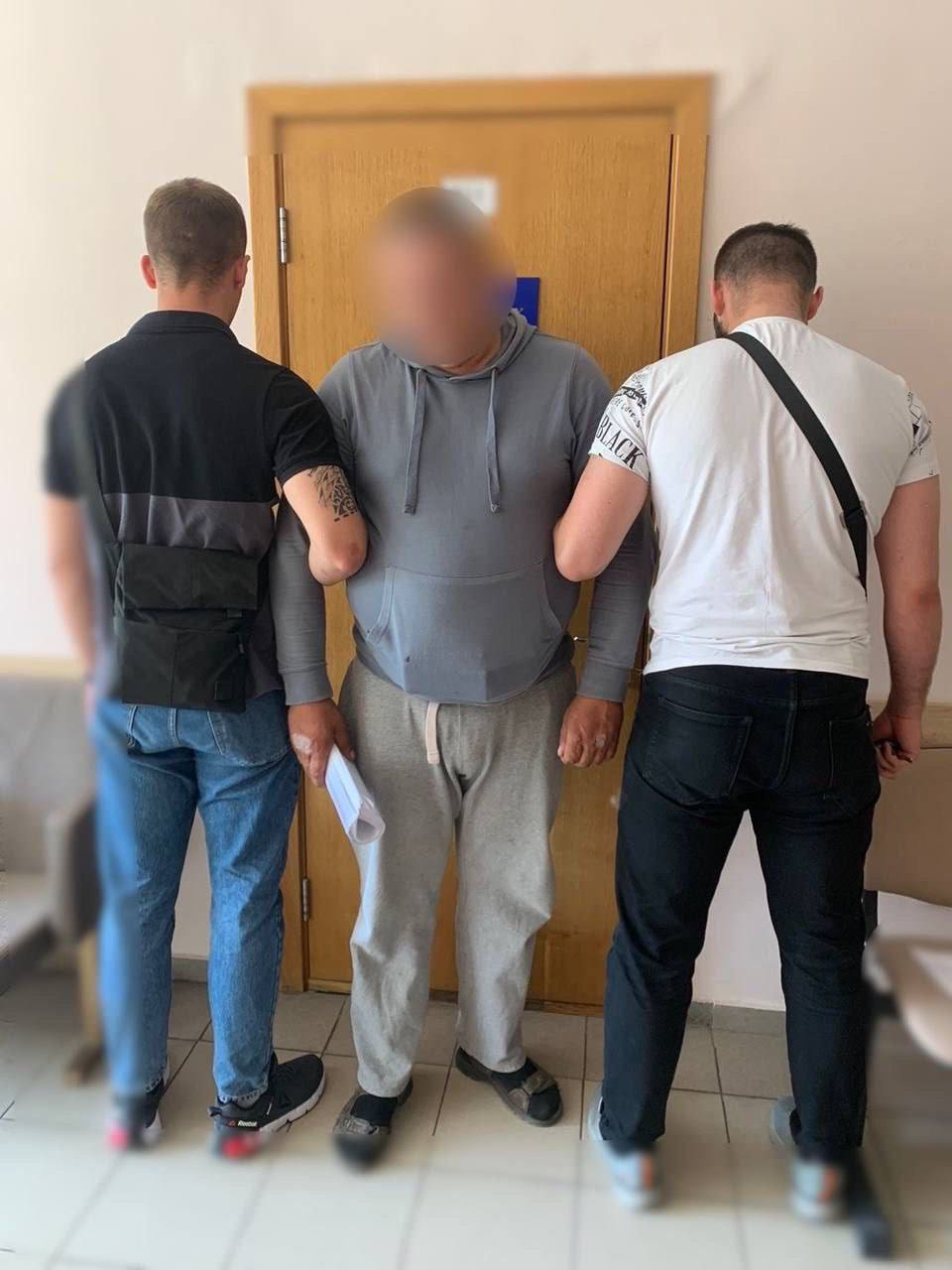 На Київщині затримали чоловіка, який більше року ґвалтував 13-річну доньку