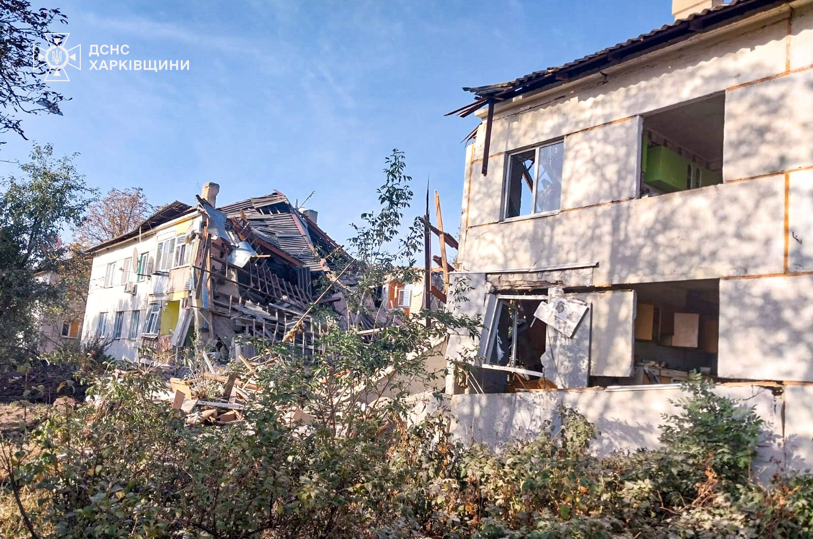 Росіяни вдарили по житловій двоповерхівці на Харківщині: з-під завалів врятували жінку
