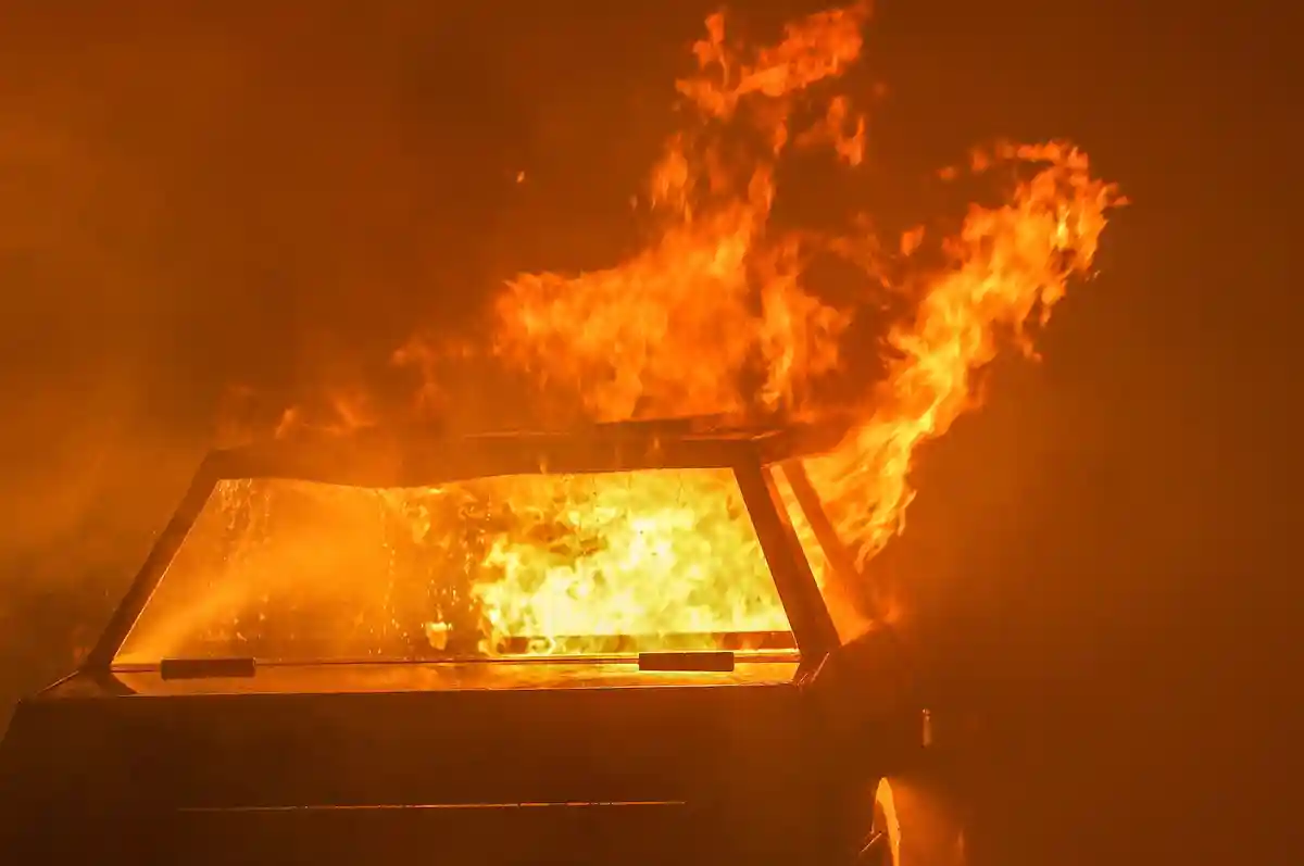 У Львові посеред вулиці загорівся автомобіль (відео)
